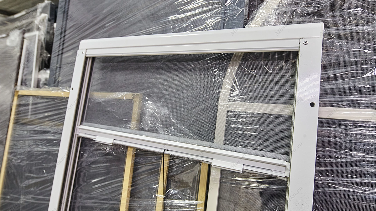 разные виды москитных сеток на производстве